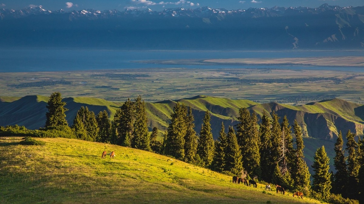 Вид на Иссык-Куль. Фото: Михаил Самарин