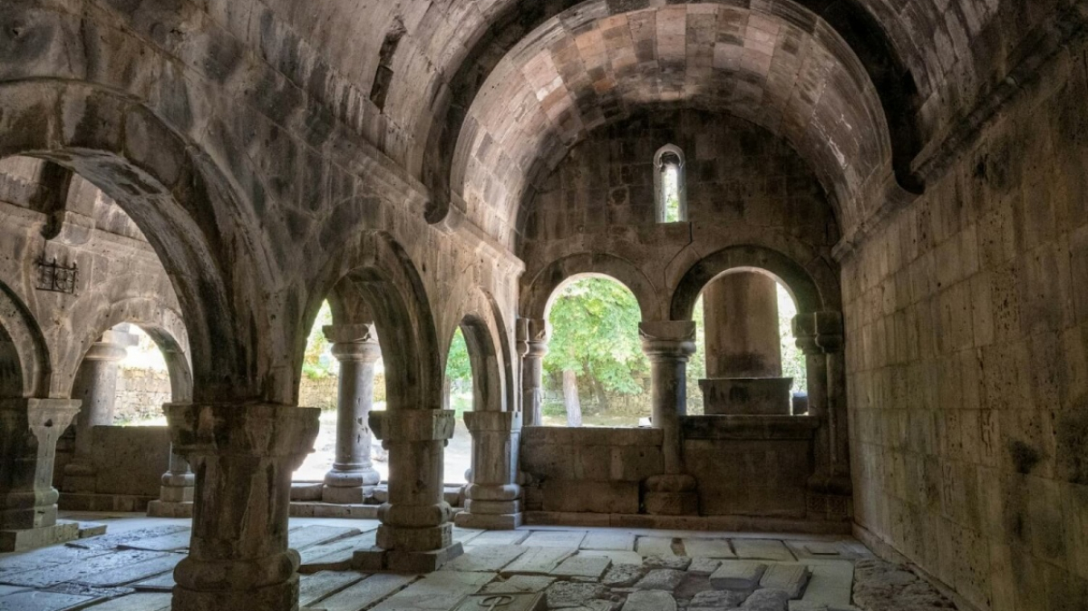 Монастырь Санаин. Фото Nikolay Werner для Unsplash