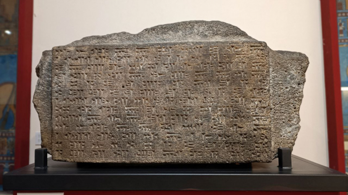 Надпись об основании царём Урарту крепости Эребуни в 782 году до н.э. Фото нашего гида Ирины Пряничниковой