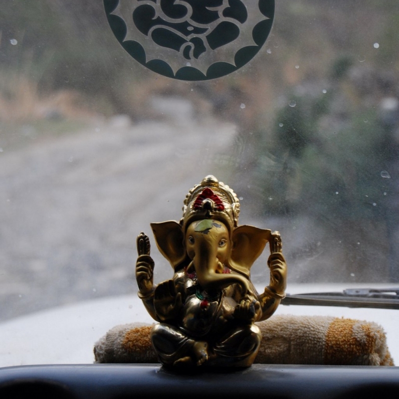 Сколько же у непальцев в машине оберегов!