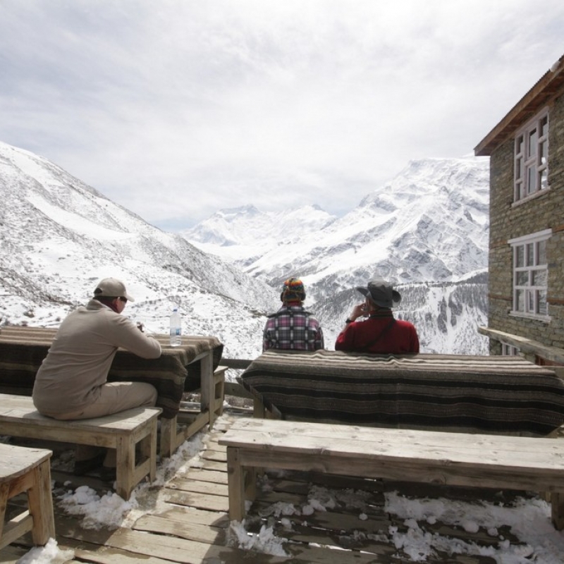 Вот такой привал. В этом домике нашлись для нас чай и свежие яблоки.